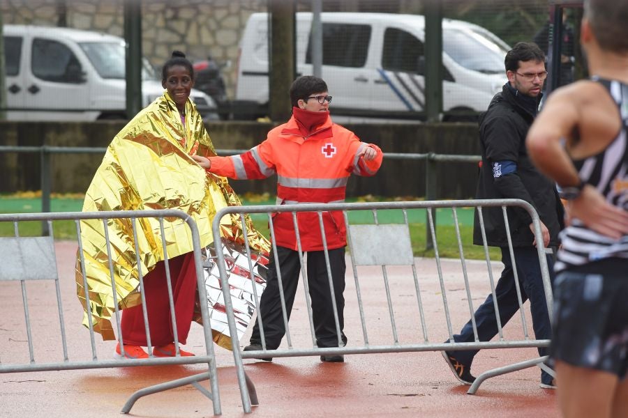 3.000 corredores han tomado salida desde el Paseo de Errondo para dar las dos vueltas al recorrido y completar los 42,195 kilómetros. 