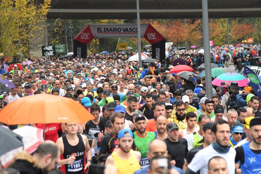 3.000 corredores han tomado salida desde el Paseo de Errondo para dar las dos vueltas al recorrido y completar los 42,195 kilómetros. 