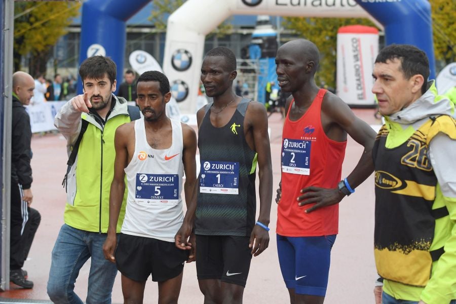 3.000 corredores han tomado salida desde el Paseo de Errondo para dar las dos vueltas al recorrido y completar los 42,195 kilómetros. 