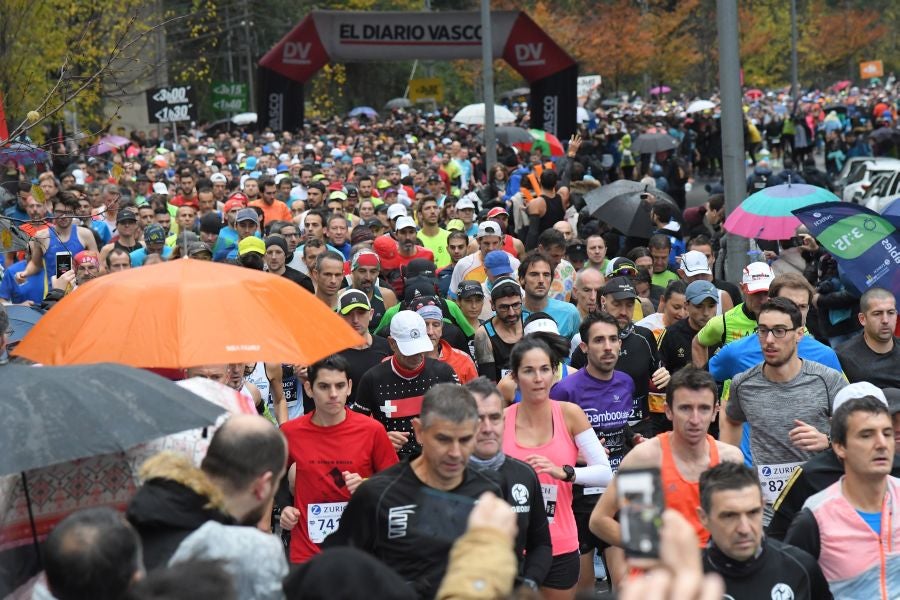 3.000 corredores han tomado salida desde el Paseo de Errondo para dar las dos vueltas al recorrido y completar los 42,195 kilómetros. 