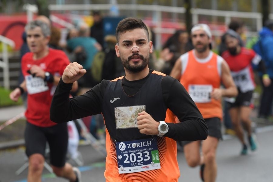 3.000 corredores han tomado salida desde el Paseo de Errondo para dar las dos vueltas al recorrido y completar los 42,195 kilómetros. 