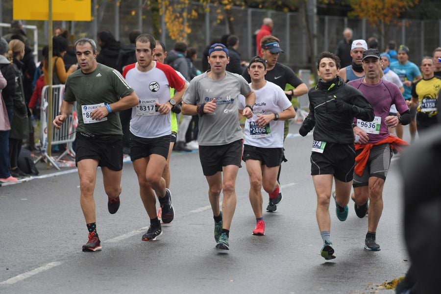 3.000 corredores han tomado salida desde el Paseo de Errondo para dar las dos vueltas al recorrido y completar los 42,195 kilómetros. 
