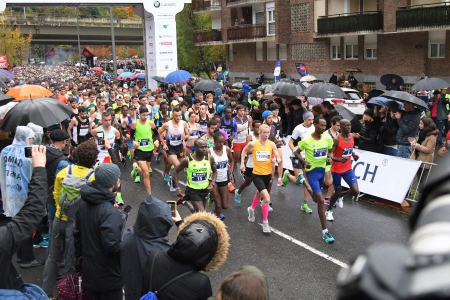 3.000 corredores han tomado salida desde el Paseo de Errondo para dar las dos vueltas al recorrido y completar los 42,195 kilómetros. 