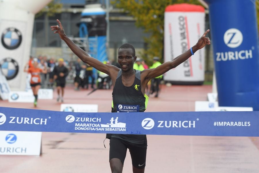 3.000 corredores han tomado salida desde el Paseo de Errondo para dar las dos vueltas al recorrido y completar los 42,195 kilómetros. 