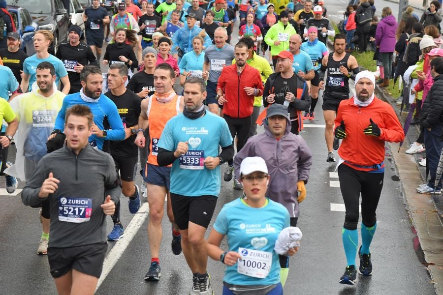 3.000 corredores han tomado salida desde el Paseo de Errondo para dar las dos vueltas al recorrido y completar los 42,195 kilómetros. 