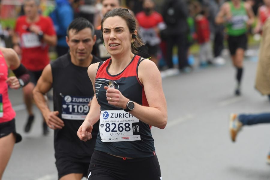 3.000 corredores han tomado salida desde el Paseo de Errondo para dar las dos vueltas al recorrido y completar los 42,195 kilómetros. 