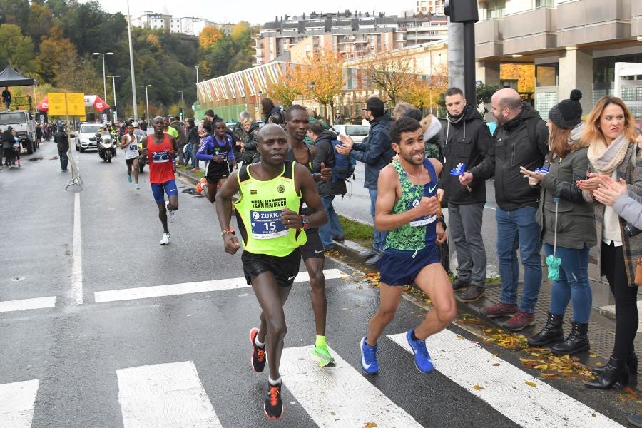 3.000 corredores han tomado salida desde el Paseo de Errondo para dar las dos vueltas al recorrido y completar los 42,195 kilómetros. 
