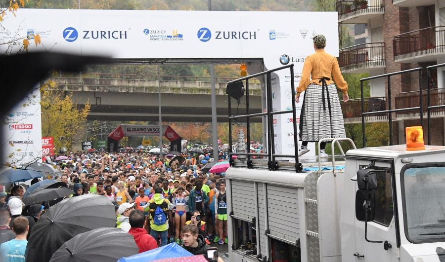 3.000 corredores han tomado salida desde el Paseo de Errondo para dar las dos vueltas al recorrido y completar los 42,195 kilómetros. 