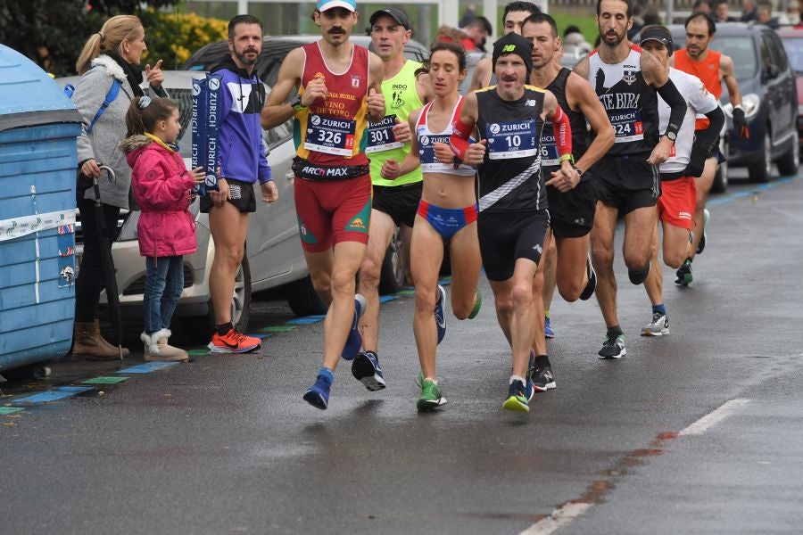 3.000 corredores han tomado salida desde el Paseo de Errondo para dar las dos vueltas al recorrido y completar los 42,195 kilómetros. 