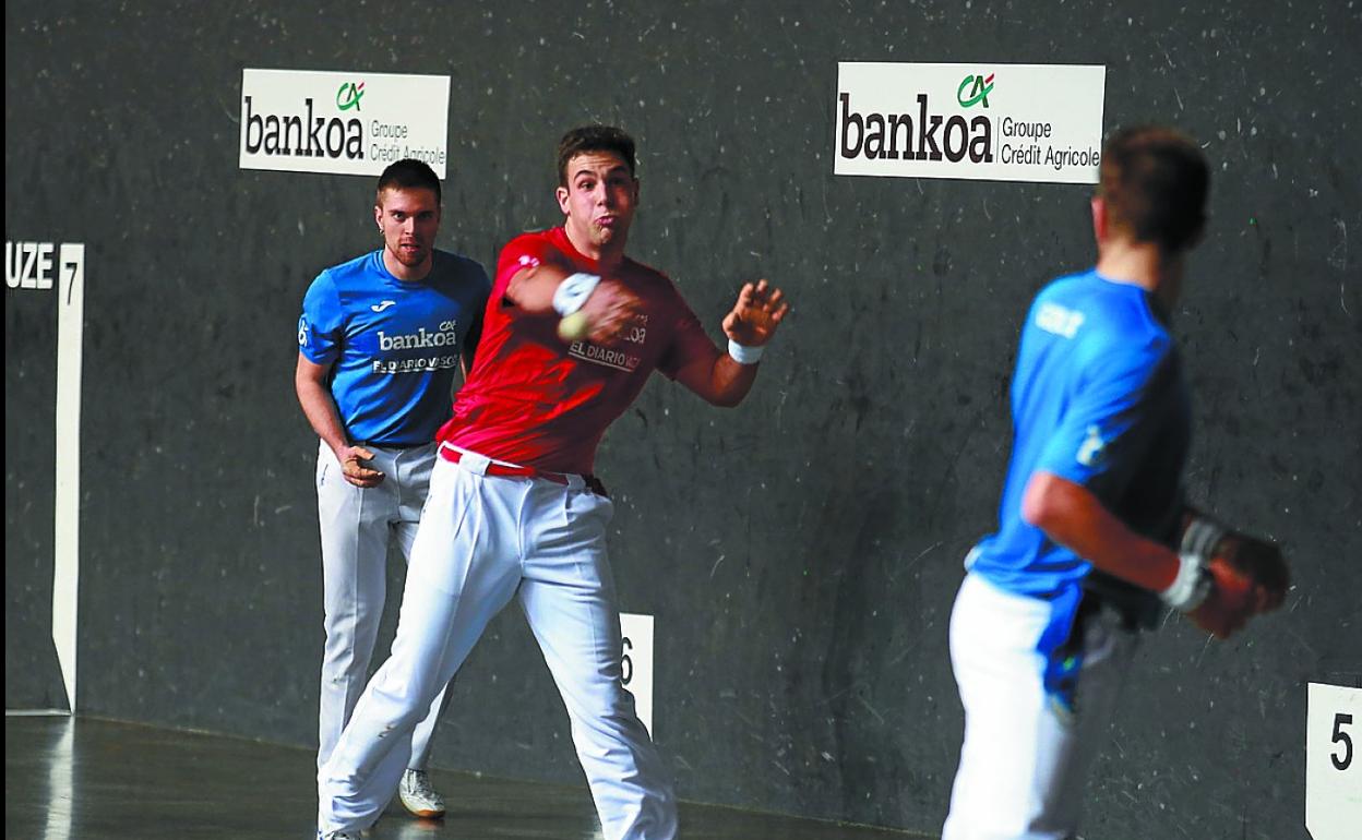 Exposito, autor de remates preciosos, entre los ganadores Alduntzin y García, de espaldas.