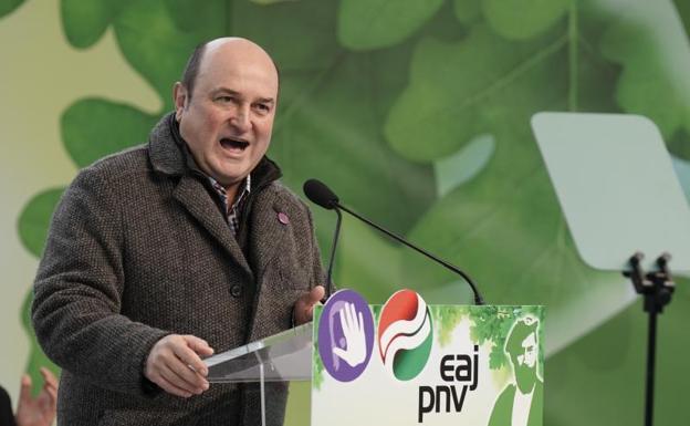 El presidente del PNV, Andoni Ortuzar, hablando durante un acto político del EAJ-PNV con motivo del 116 aniversario del fallecimiento de Sabino Arana en Sukarrieta.