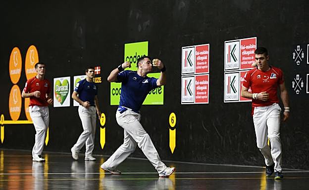 Jaka y Zabaleta durante el partido. 