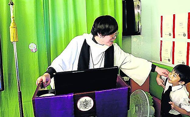 Imagen principal - Arriba, Keung acaricia a un niño en su Iglesia, abajo, Alan Keung, en medio de los manifestantes, listo para actuar.