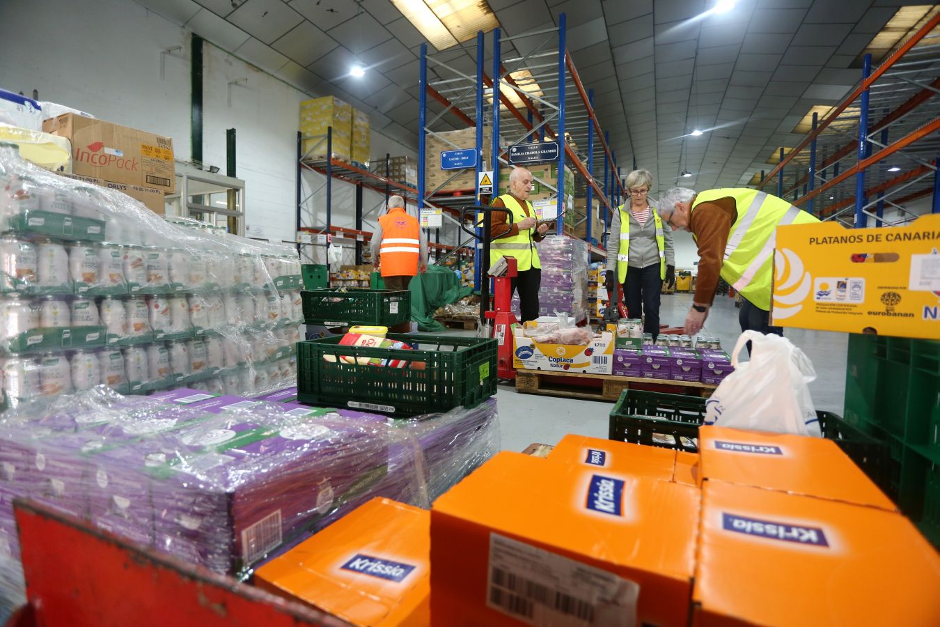 El Banco de Alimentos de Gipuzkoa almacena en su nave de Oiartzun los miles y miles de kilos de alimentos de la Gran Recogida