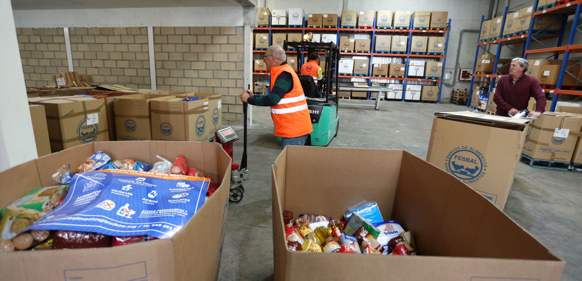 El Banco de Alimentos de Gipuzkoa almacena en su nave de Oiartzun los miles y miles de kilos de alimentos de la Gran Recogida