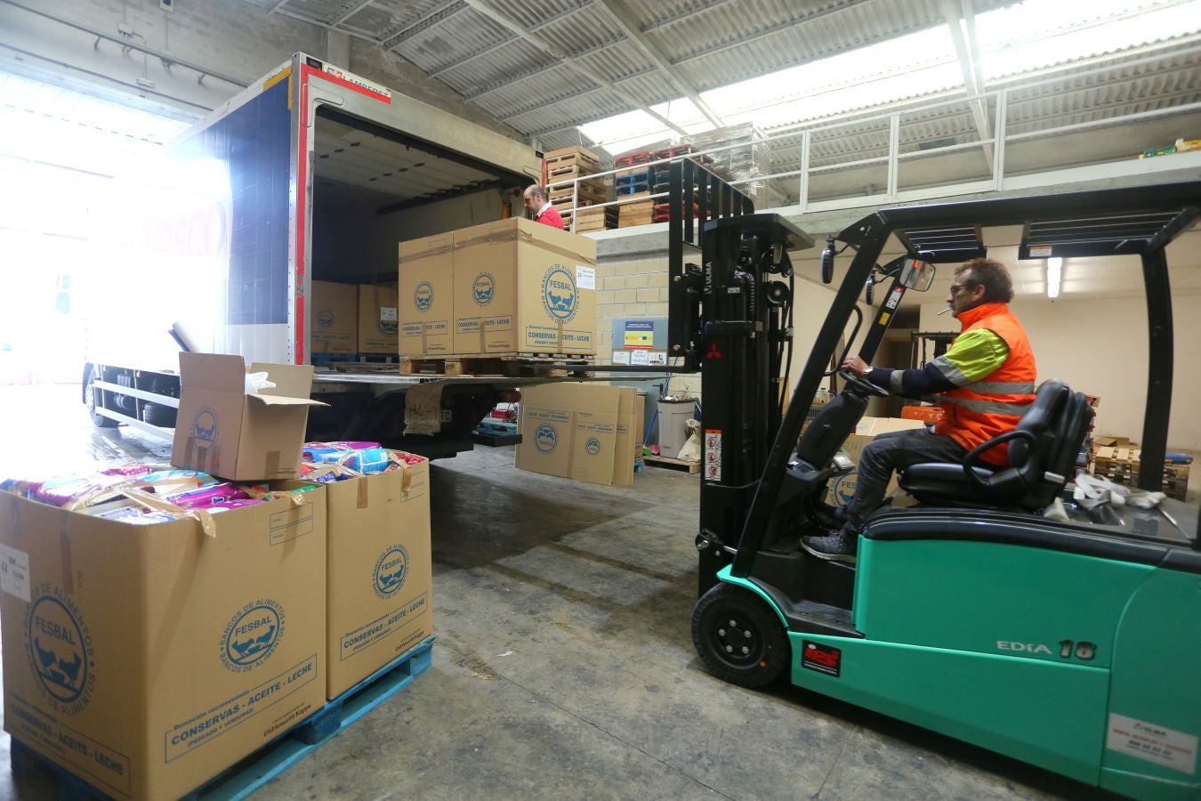 El Banco de Alimentos de Gipuzkoa almacena en su nave de Oiartzun los miles y miles de kilos de alimentos de la Gran Recogida