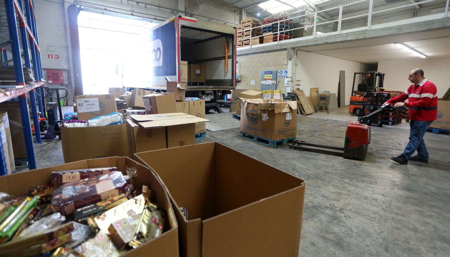 El Banco de Alimentos de Gipuzkoa almacena en su nave de Oiartzun los miles y miles de kilos de alimentos de la Gran Recogida