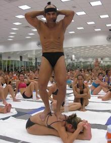 Imagen secundaria 2 - Bikram Choudhury llegó a poseer medio centenar de coches de lujo. En las fotografías, con Michael Jackson y Quincy Jones y subido encima de una de sus alumnas.