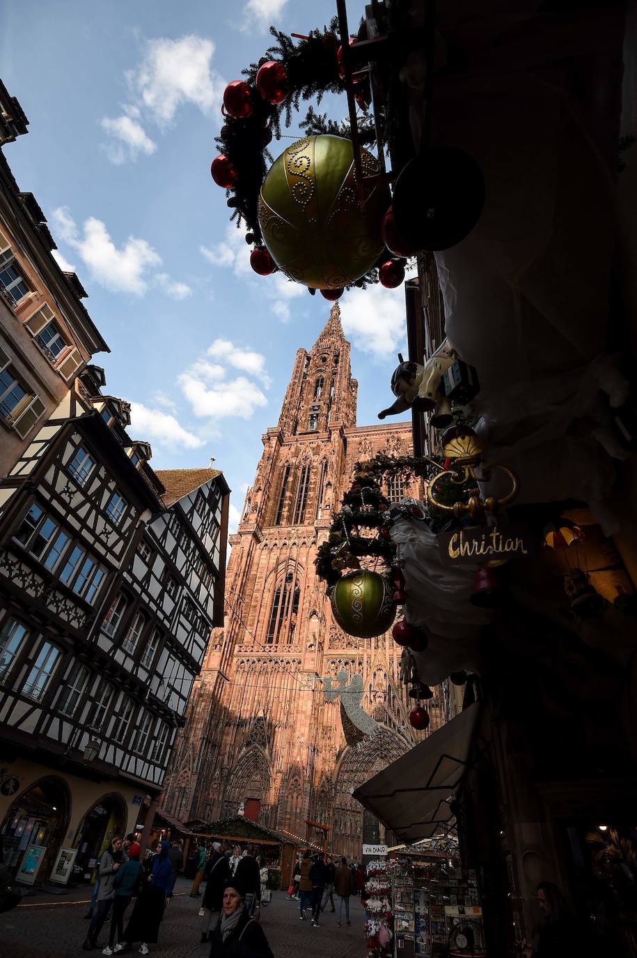 La ciudad francesa de Estrasburgo ha abierto entre fuertes medidas de seguridad la 450ª edición de su mercado de Navidad, en el que el año pasado murieron cinco personas y otras diez resultaron heridas en un acto terrorista con arma de fuego. El Christkindelsmärik (mercado del niño Jesús en alsaciano) es el mercado navideño más antiguo de Francia y se compone de 300 puestos de madera llamados chalets, un abeto de 30 metros de altura y varios kilómetros de guirnaldas luminosas, y durante un mes acoge a dos millones de visitantes