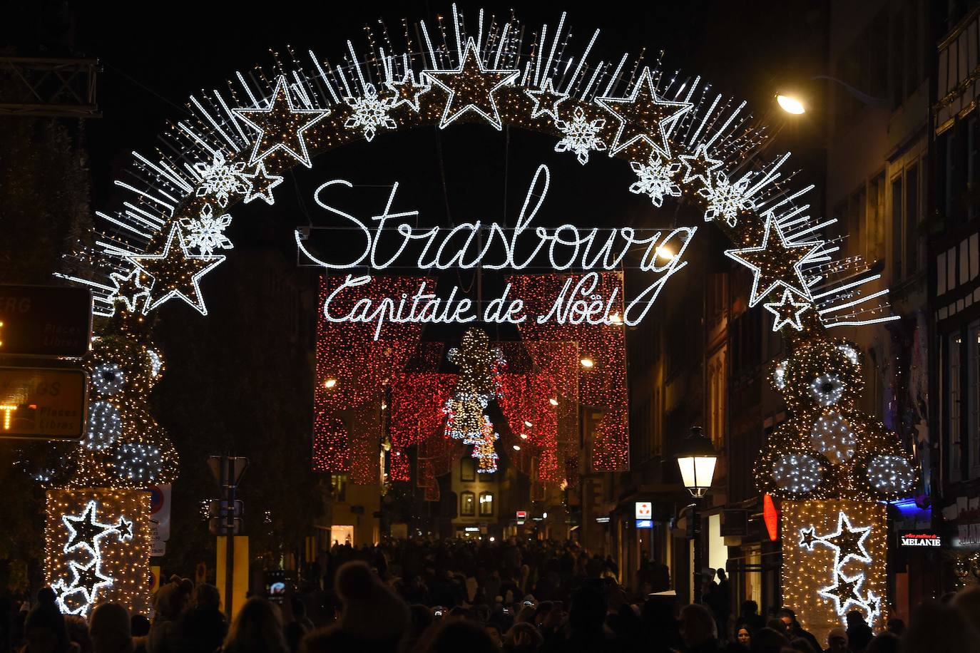 La ciudad francesa de Estrasburgo ha abierto entre fuertes medidas de seguridad la 450ª edición de su mercado de Navidad, en el que el año pasado murieron cinco personas y otras diez resultaron heridas en un acto terrorista con arma de fuego. El Christkindelsmärik (mercado del niño Jesús en alsaciano) es el mercado navideño más antiguo de Francia y se compone de 300 puestos de madera llamados chalets, un abeto de 30 metros de altura y varios kilómetros de guirnaldas luminosas, y durante un mes acoge a dos millones de visitantes