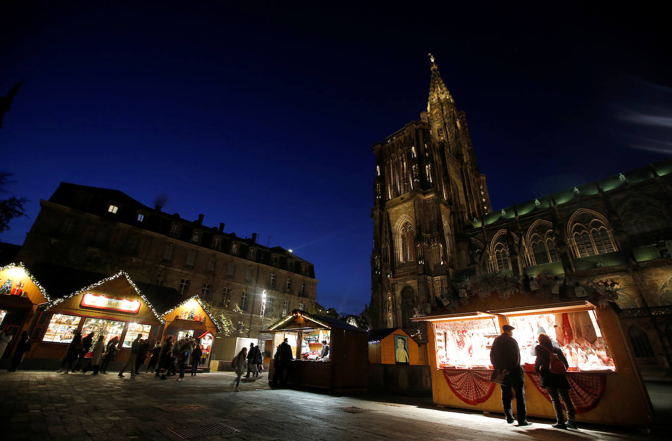 La ciudad francesa de Estrasburgo ha abierto entre fuertes medidas de seguridad la 450ª edición de su mercado de Navidad, en el que el año pasado murieron cinco personas y otras diez resultaron heridas en un acto terrorista con arma de fuego. El Christkindelsmärik (mercado del niño Jesús en alsaciano) es el mercado navideño más antiguo de Francia y se compone de 300 puestos de madera llamados chalets, un abeto de 30 metros de altura y varios kilómetros de guirnaldas luminosas, y durante un mes acoge a dos millones de visitantes