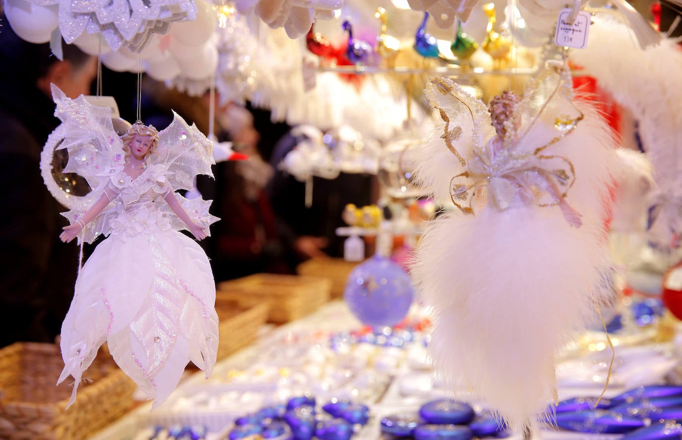 La ciudad francesa de Estrasburgo ha abierto entre fuertes medidas de seguridad la 450ª edición de su mercado de Navidad, en el que el año pasado murieron cinco personas y otras diez resultaron heridas en un acto terrorista con arma de fuego. El Christkindelsmärik (mercado del niño Jesús en alsaciano) es el mercado navideño más antiguo de Francia y se compone de 300 puestos de madera llamados chalets, un abeto de 30 metros de altura y varios kilómetros de guirnaldas luminosas, y durante un mes acoge a dos millones de visitantes