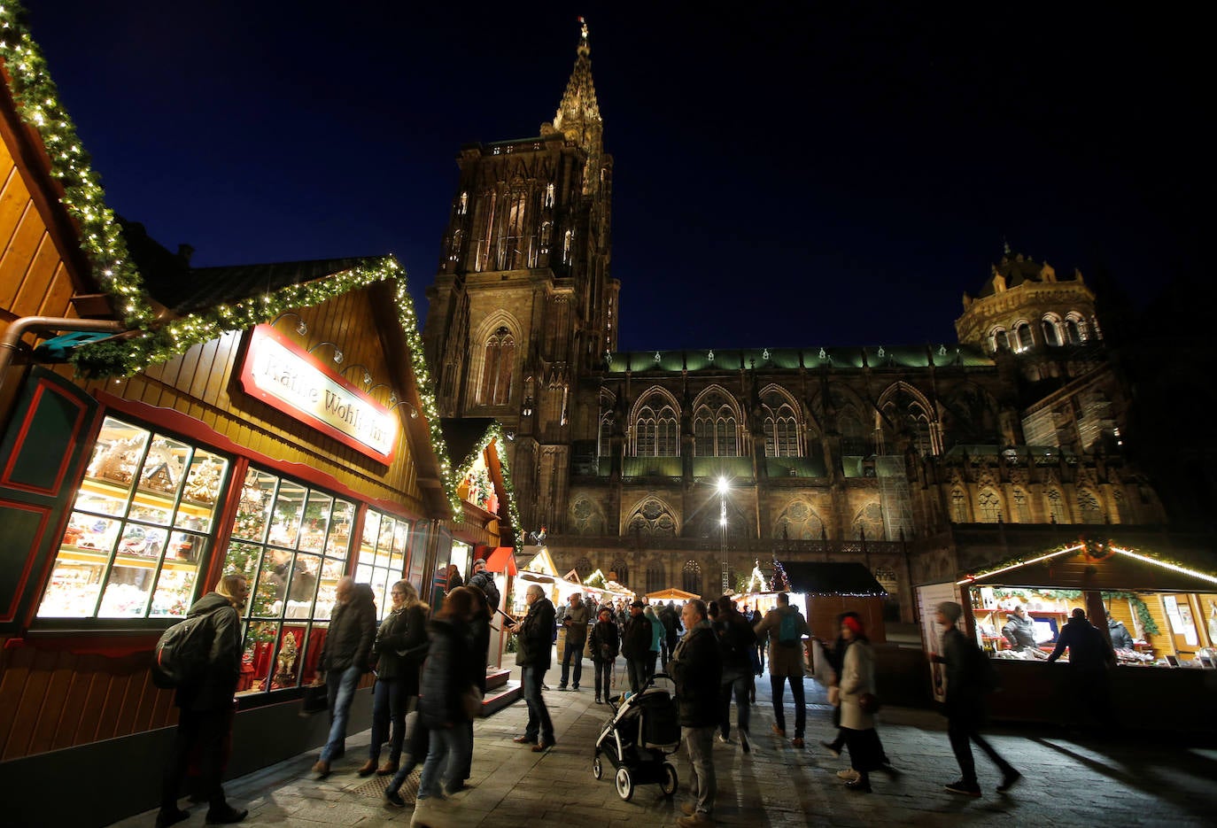 La ciudad francesa de Estrasburgo ha abierto entre fuertes medidas de seguridad la 450ª edición de su mercado de Navidad, en el que el año pasado murieron cinco personas y otras diez resultaron heridas en un acto terrorista con arma de fuego. El Christkindelsmärik (mercado del niño Jesús en alsaciano) es el mercado navideño más antiguo de Francia y se compone de 300 puestos de madera llamados chalets, un abeto de 30 metros de altura y varios kilómetros de guirnaldas luminosas, y durante un mes acoge a dos millones de visitantes
