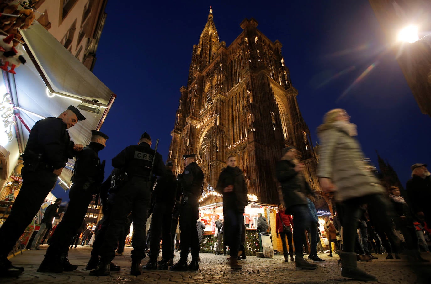 La ciudad francesa de Estrasburgo ha abierto entre fuertes medidas de seguridad la 450ª edición de su mercado de Navidad, en el que el año pasado murieron cinco personas y otras diez resultaron heridas en un acto terrorista con arma de fuego. El Christkindelsmärik (mercado del niño Jesús en alsaciano) es el mercado navideño más antiguo de Francia y se compone de 300 puestos de madera llamados chalets, un abeto de 30 metros de altura y varios kilómetros de guirnaldas luminosas, y durante un mes acoge a dos millones de visitantes