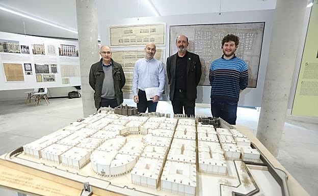José María Unsain, Alberto Fernández-D’Arlas, Pedro Astigarraga y Eneko Oronoz, en la presentación de la exposición. 