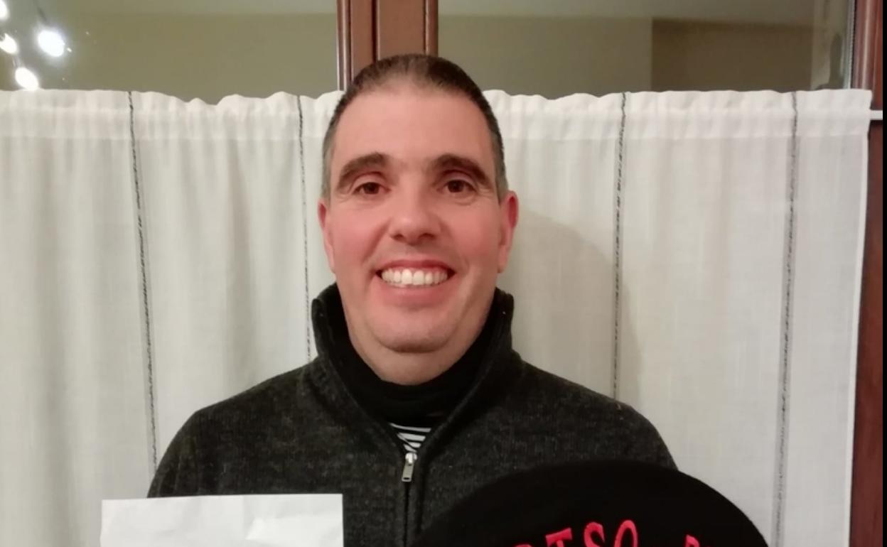 Iñigo Legorburu muestra el premio obtenido. 