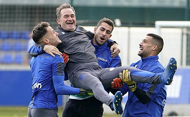 Remiro, Zubiaurre y Moyá mantean al preparador de porteros Luis Llopis, que ayer cumplía años.