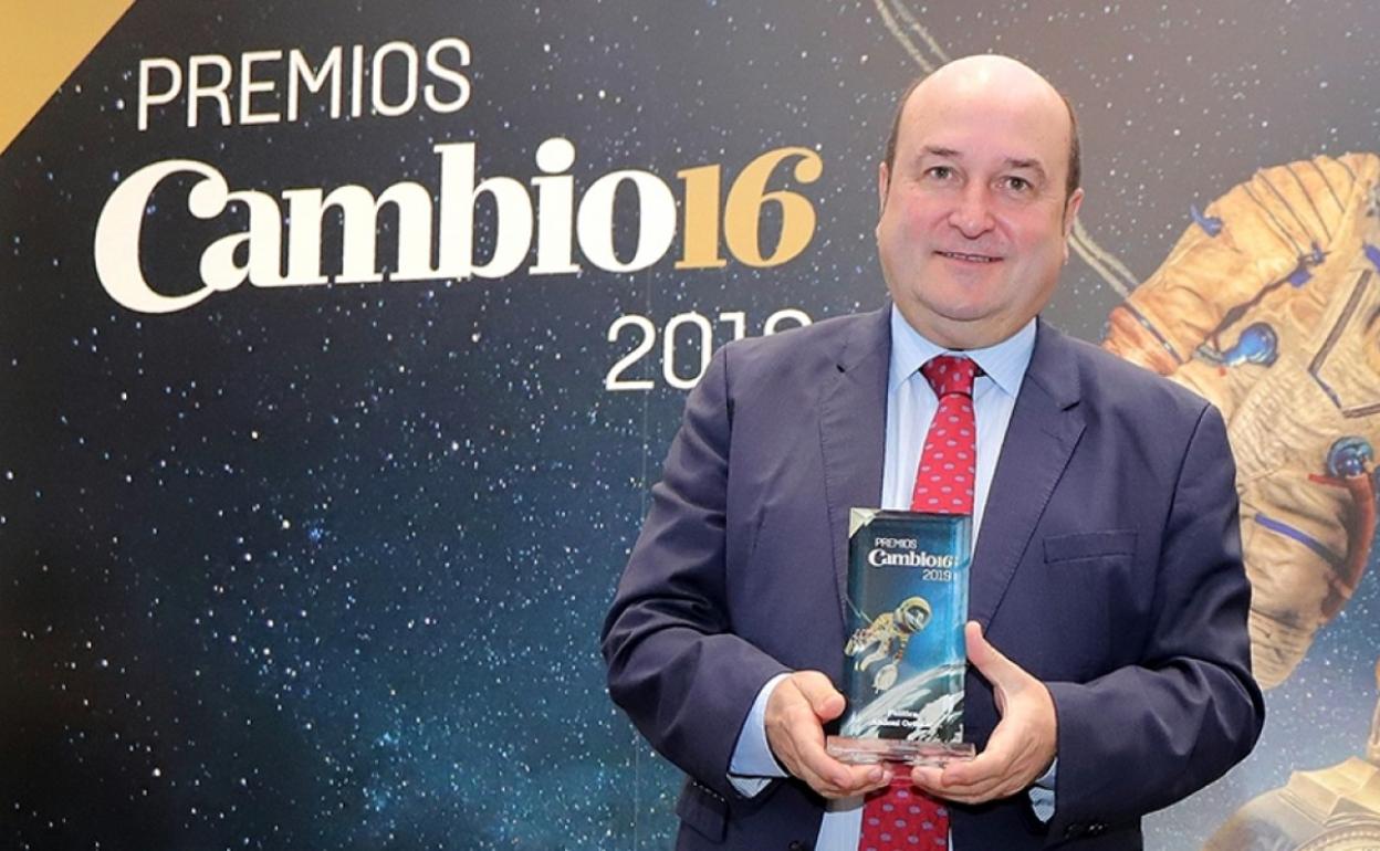 El presidente del EBB del PNV, Andoni Ortuzar, con el premio 'Cambio16' en la categoría política 