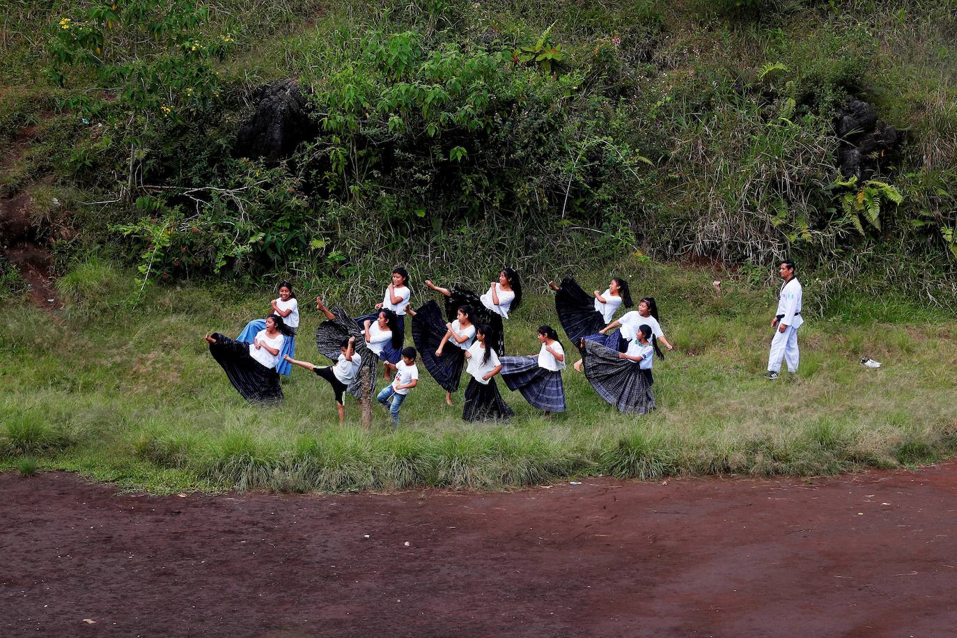 Niñas q'qchí de la aldea Tipulcan en San Pedro Carchá practican taekwondo con su maestro, Danny Coy, en una cancha de tierra en el medio de la aldea. Cada golpe es seguido por un fuerte grito que se resuena en las laderas de la zona montañosa de Alta Verapaz, en el norte de Guatemala. Con cada patada al aire, las niñas de la aldea Tipulcan espantan a los fantasmas de la violencia machista y el acoso que han sufrido en su comunidad. 