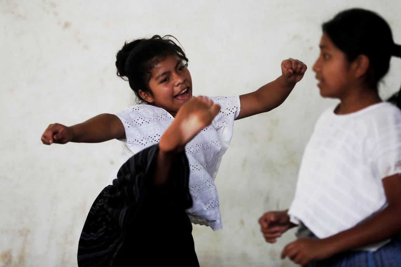 Niñas q'qchí de la aldea Tipulcan en San Pedro Carchá practican taekwondo con su maestro, Danny Coy, en una cancha de tierra en el medio de la aldea. Cada golpe es seguido por un fuerte grito que se resuena en las laderas de la zona montañosa de Alta Verapaz, en el norte de Guatemala. Con cada patada al aire, las niñas de la aldea Tipulcan espantan a los fantasmas de la violencia machista y el acoso que han sufrido en su comunidad. 