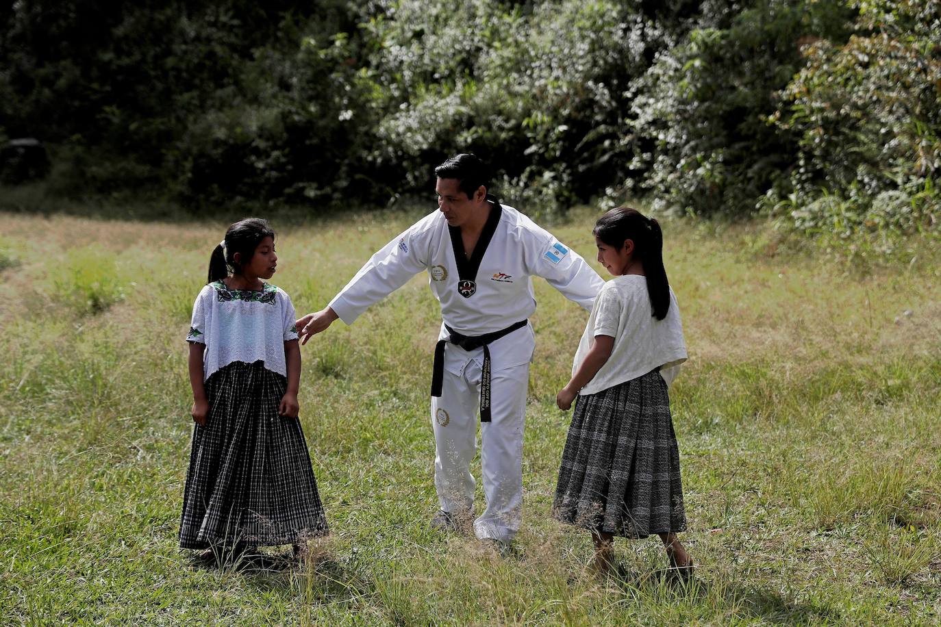 Niñas q'qchí de la aldea Tipulcan en San Pedro Carchá practican taekwondo con su maestro, Danny Coy, en una cancha de tierra en el medio de la aldea. Cada golpe es seguido por un fuerte grito que se resuena en las laderas de la zona montañosa de Alta Verapaz, en el norte de Guatemala. Con cada patada al aire, las niñas de la aldea Tipulcan espantan a los fantasmas de la violencia machista y el acoso que han sufrido en su comunidad. 