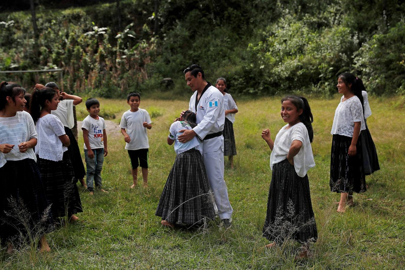 Niñas q'qchí de la aldea Tipulcan en San Pedro Carchá practican taekwondo con su maestro, Danny Coy, en una cancha de tierra en el medio de la aldea. Cada golpe es seguido por un fuerte grito que se resuena en las laderas de la zona montañosa de Alta Verapaz, en el norte de Guatemala. Con cada patada al aire, las niñas de la aldea Tipulcan espantan a los fantasmas de la violencia machista y el acoso que han sufrido en su comunidad. 