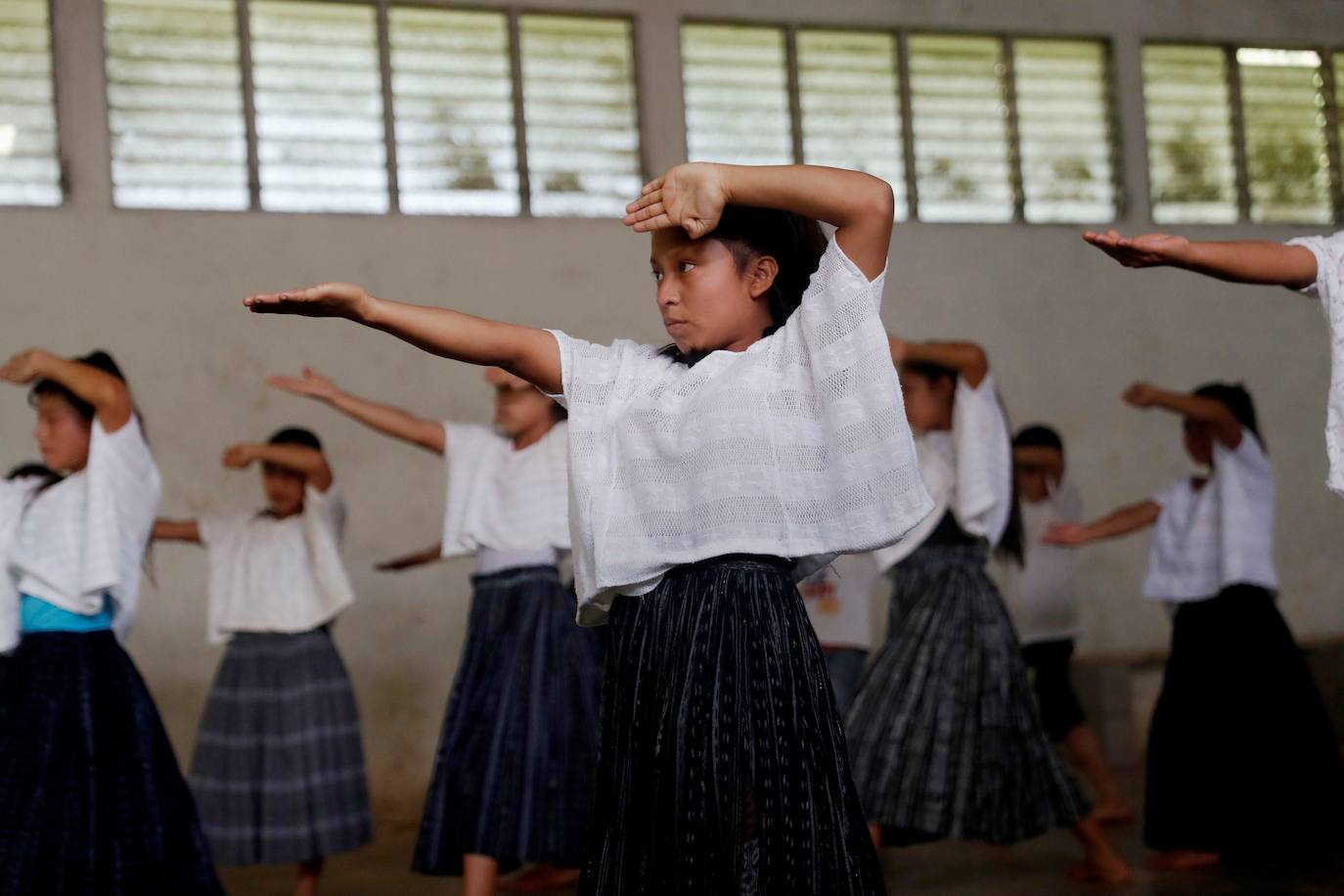 Niñas q'qchí de la aldea Tipulcan en San Pedro Carchá practican taekwondo con su maestro, Danny Coy, en una cancha de tierra en el medio de la aldea. Cada golpe es seguido por un fuerte grito que se resuena en las laderas de la zona montañosa de Alta Verapaz, en el norte de Guatemala. Con cada patada al aire, las niñas de la aldea Tipulcan espantan a los fantasmas de la violencia machista y el acoso que han sufrido en su comunidad. 
