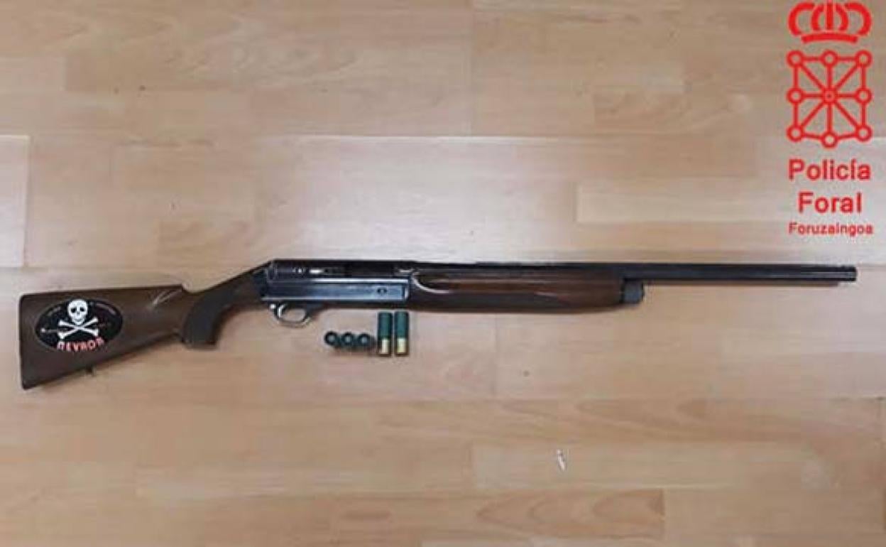 El arma incautada al cazador.