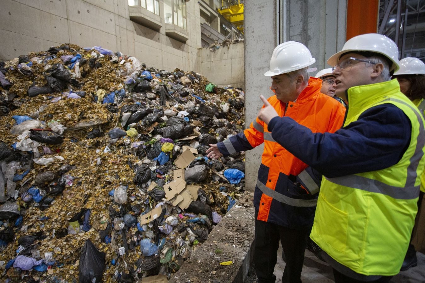 La incineradora de Zubieta ha comenzado su proceso de pruebas en caliente con la quema de las primeras toneladas de basura en sus hornos. Entre la noche de ayer y hoy se han introducido como combustible las primeras nueve toneladas de residuos para comenzar a comprobar si las conexiones funcionan y los sistemas de depuración y control de gases se encuentran a punto.