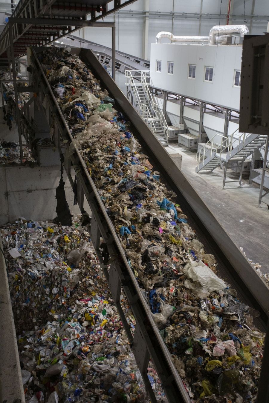 La incineradora de Zubieta ha comenzado su proceso de pruebas en caliente con la quema de las primeras toneladas de basura en sus hornos. Entre la noche de ayer y hoy se han introducido como combustible las primeras nueve toneladas de residuos para comenzar a comprobar si las conexiones funcionan y los sistemas de depuración y control de gases se encuentran a punto.