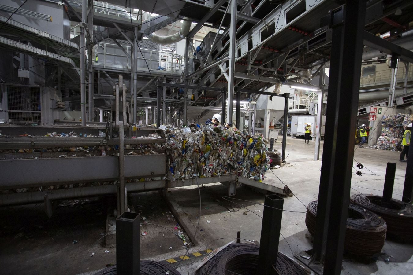 La incineradora de Zubieta ha comenzado su proceso de pruebas en caliente con la quema de las primeras toneladas de basura en sus hornos. Entre la noche de ayer y hoy se han introducido como combustible las primeras nueve toneladas de residuos para comenzar a comprobar si las conexiones funcionan y los sistemas de depuración y control de gases se encuentran a punto.