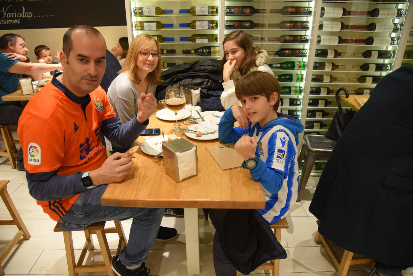 Seguidores de la Real Sociedad y Eibar han desafiado al mal tiempo y han teñido con sus colores la Parte Vieja donostiarra 