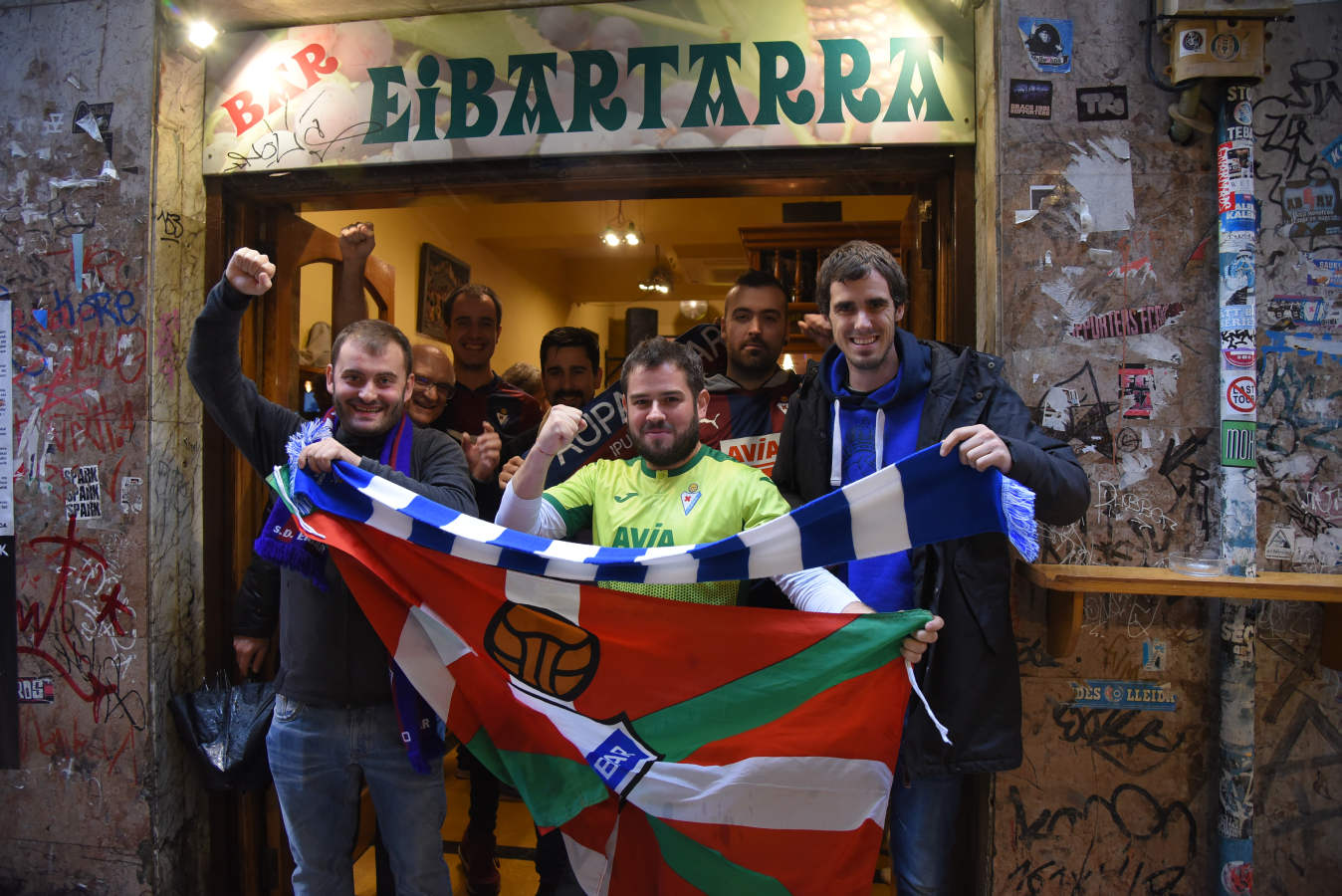 Seguidores de la Real Sociedad y Eibar han desafiado al mal tiempo y han teñido con sus colores la Parte Vieja donostiarra 