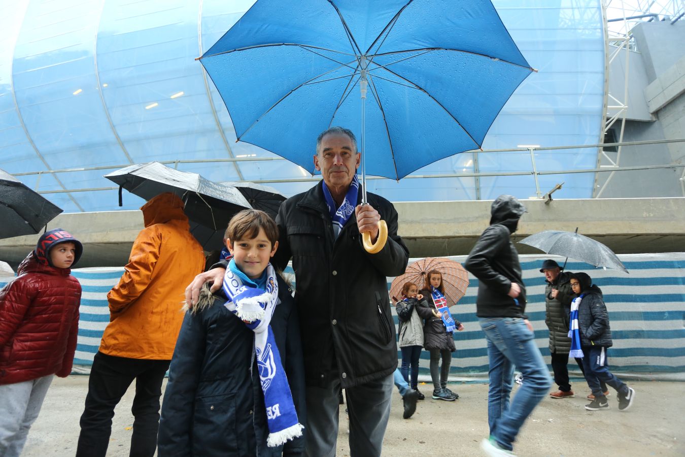 Seguidores de la Real Sociedad y Eibar han desafiado al mal tiempo y han teñido con sus colores la Parte Vieja donostiarra 