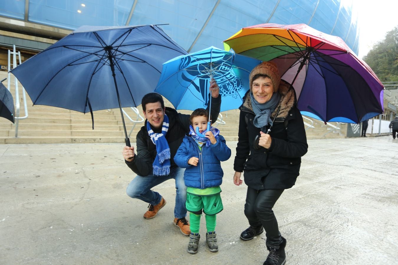 Seguidores de la Real Sociedad y Eibar han desafiado al mal tiempo y han teñido con sus colores la Parte Vieja donostiarra 