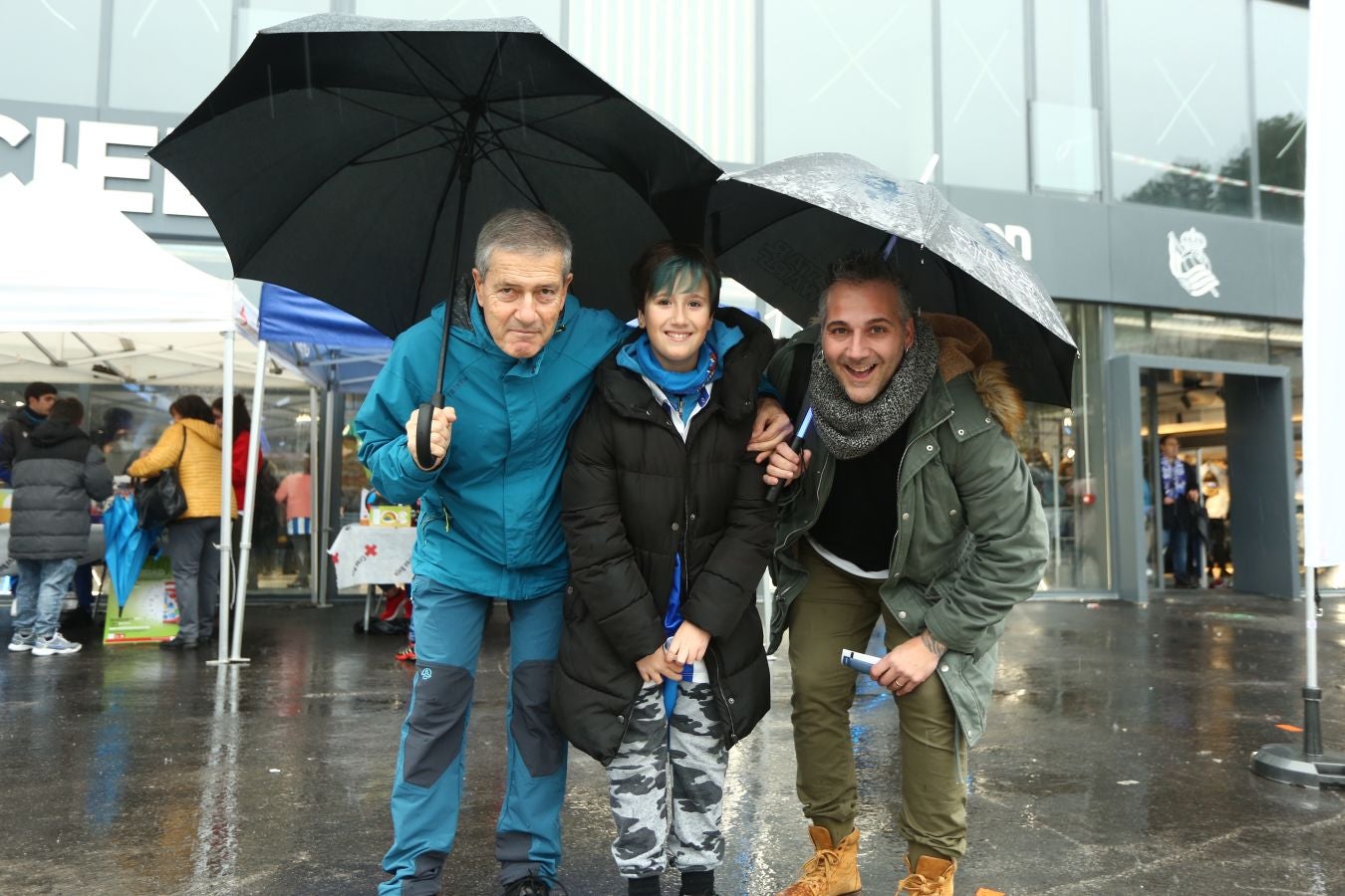 Seguidores de la Real Sociedad y Eibar han desafiado al mal tiempo y han teñido con sus colores la Parte Vieja donostiarra 