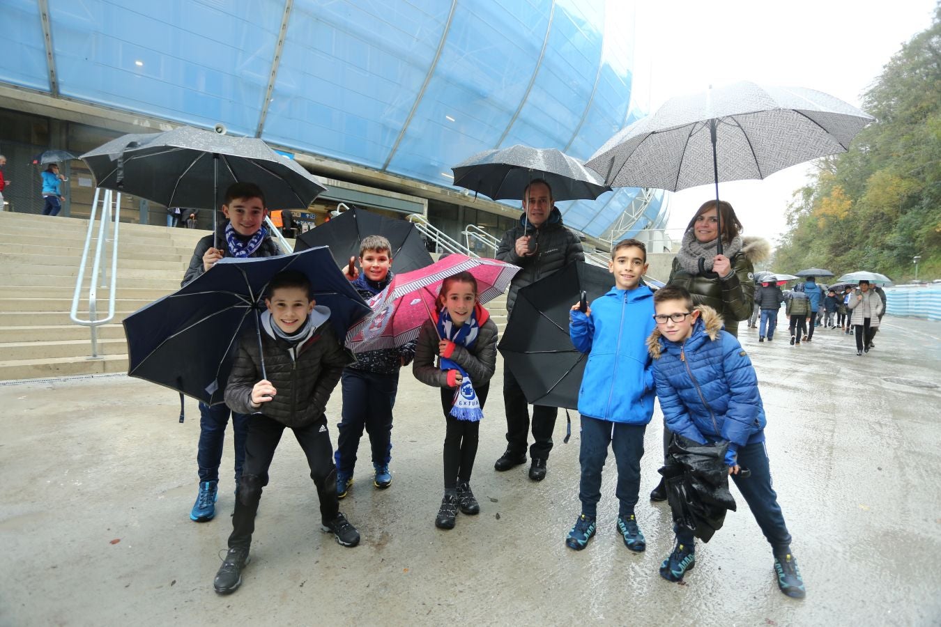 Seguidores de la Real Sociedad y Eibar han desafiado al mal tiempo y han teñido con sus colores la Parte Vieja donostiarra 