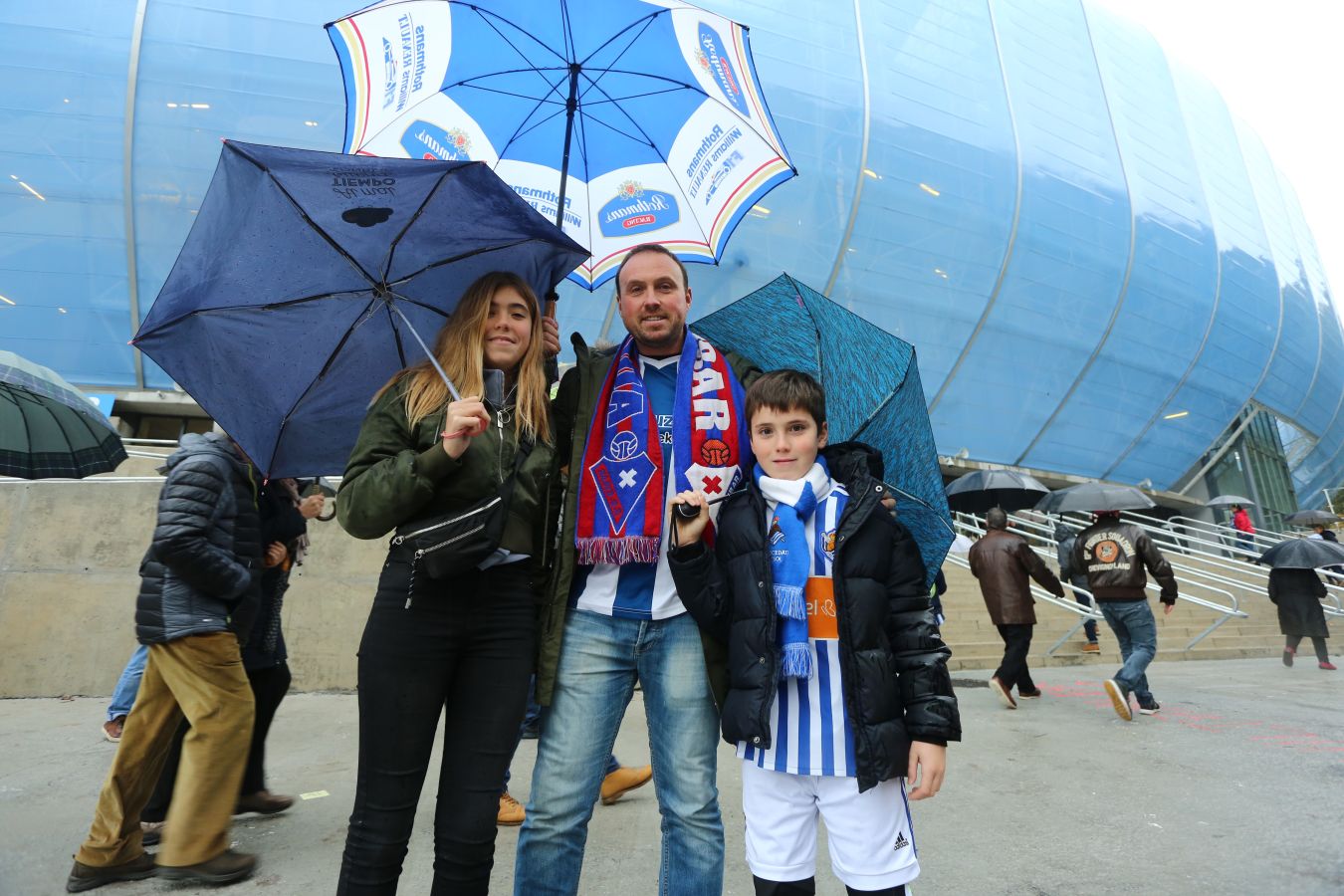 Seguidores de la Real Sociedad y Eibar han desafiado al mal tiempo y han teñido con sus colores la Parte Vieja donostiarra 