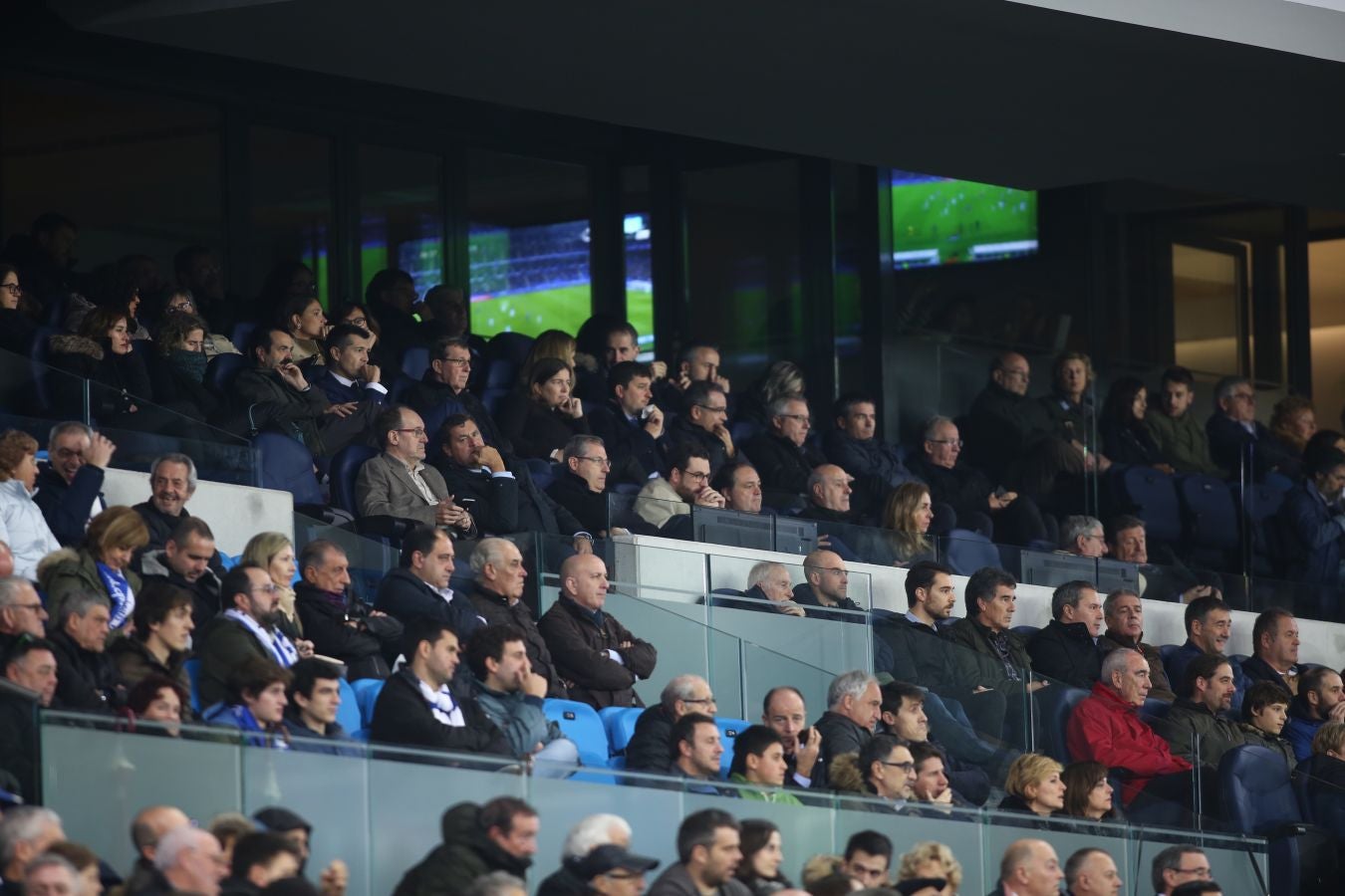 Seguidores de la Real Sociedad y Eibar han desafiado al mal tiempo y han teñido con sus colores la Parte Vieja donostiarra 