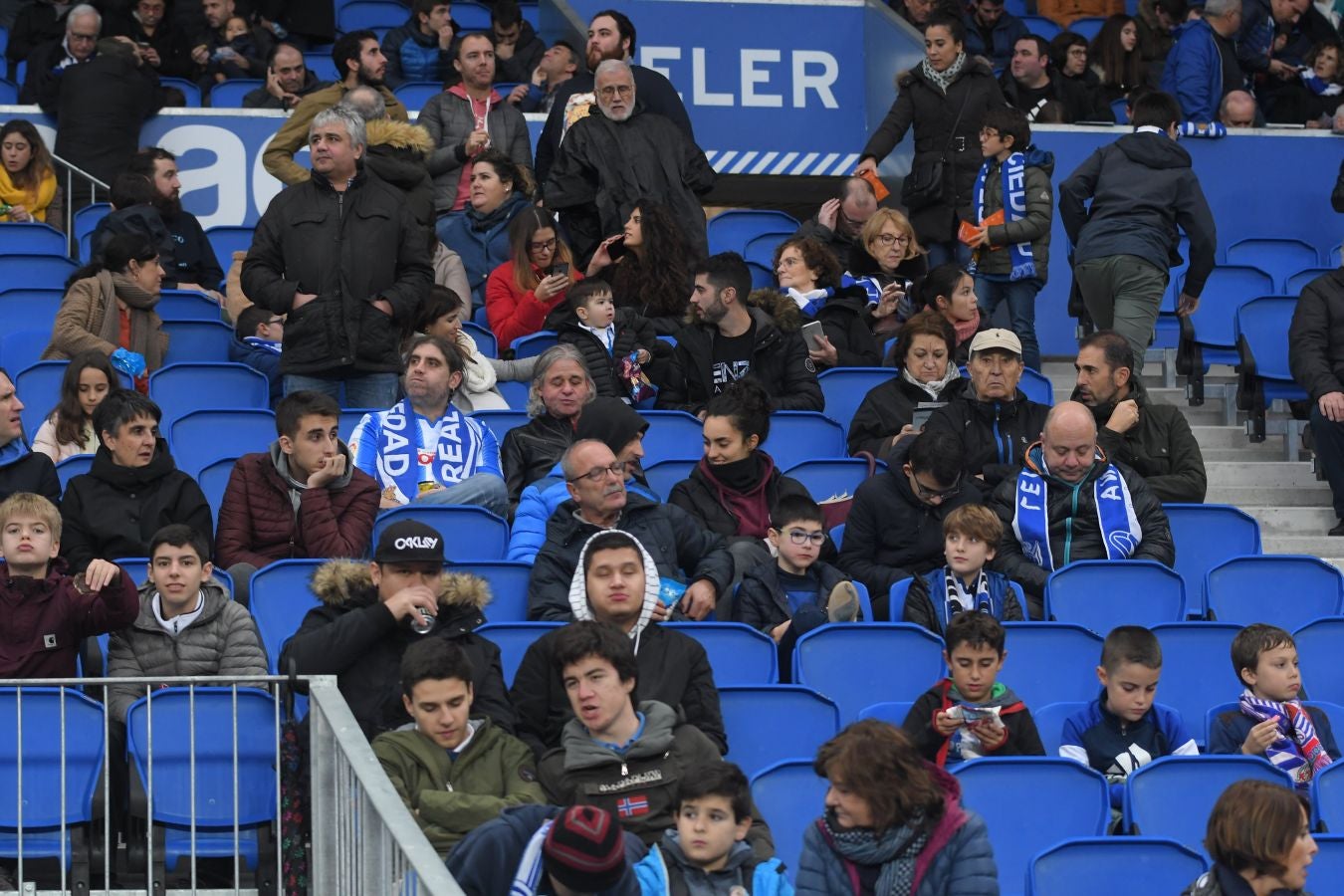 Seguidores de la Real Sociedad y Eibar han desafiado al mal tiempo y han teñido con sus colores la Parte Vieja donostiarra 